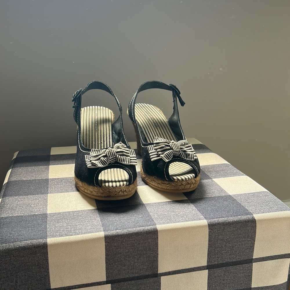 Eric Michael navy striped sandals, 3 inch heel, 8 size shoe